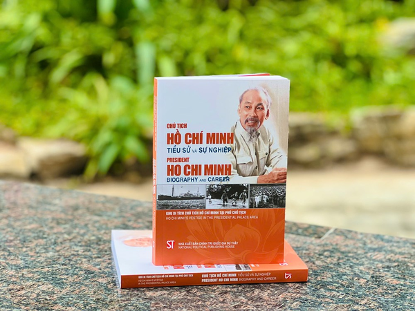 President Ho Chi Minh – Biography and Career (Vietnamese–English Bilingual Edition)